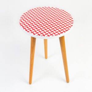Wooden table designed with the traditional “Hatta” red & white pattern.