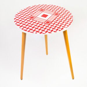 Wooden table designed with the traditional “Hatta” red & white pattern 01
