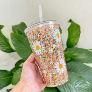 ورشة فنية لتزيين الاكواب