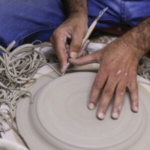 تجربة فنية على دولاب الفخار