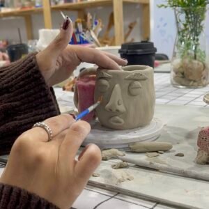 تجربة فنية في صناعة وتلوين الفخار