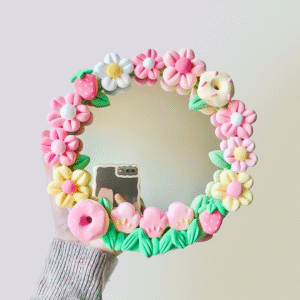 ورشة فنية لتزيين إطارات المرايا باستخدام الرغوة والمعجون