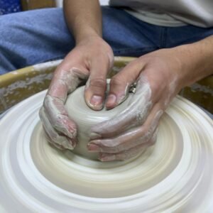 تجربة فنية على دولاب الفخار