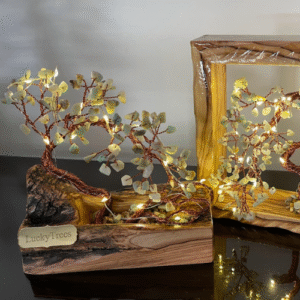 اطار من خشب الزيتون الطبيعي يحتضن شجرة مضيئة من الأحجار الكريمة