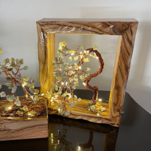 اطار من خشب الزيتون الطبيعي يحتضن شجرة مضيئة من الأحجار الكريمة