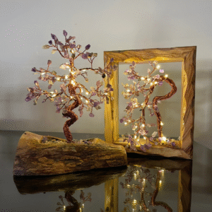 اطار من خشب الزيتون الطبيعي يحتضن شجرة مضيئة من الأحجار الكريمة